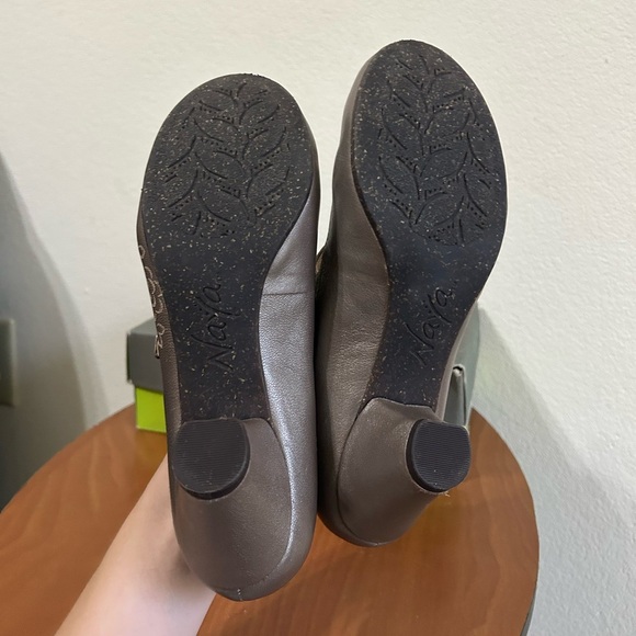 Naya Chalice Metallic Leather Floral Embossed Heel Size 8 Mary Jane Ankle Nickel - Picture 9 of 10